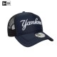Gorra de camionero ajustable con marco en forma de A 9FORTY de los New York Yankees MLB Script Navy 60691182 I NEW ERA OFICIAL Gorra de camionero ajustable con marco en forma de A 9FORTY de los New York Yankees MLB Script Navy 60691182 I NEW ERA OFICIAL